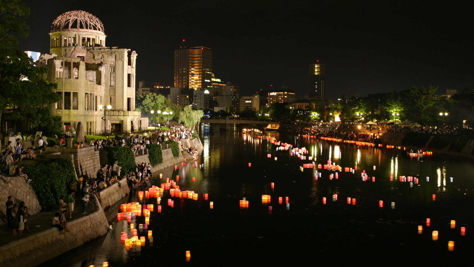 【特別な夜】毎年8月6日に開催される平和の灯籠流し