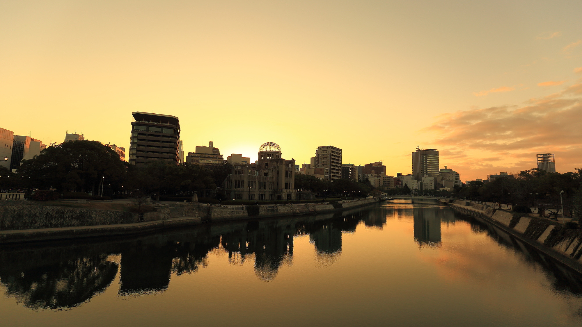 【絶景】夕焼けに染まる世界遺産と元安川の幻想的な風景