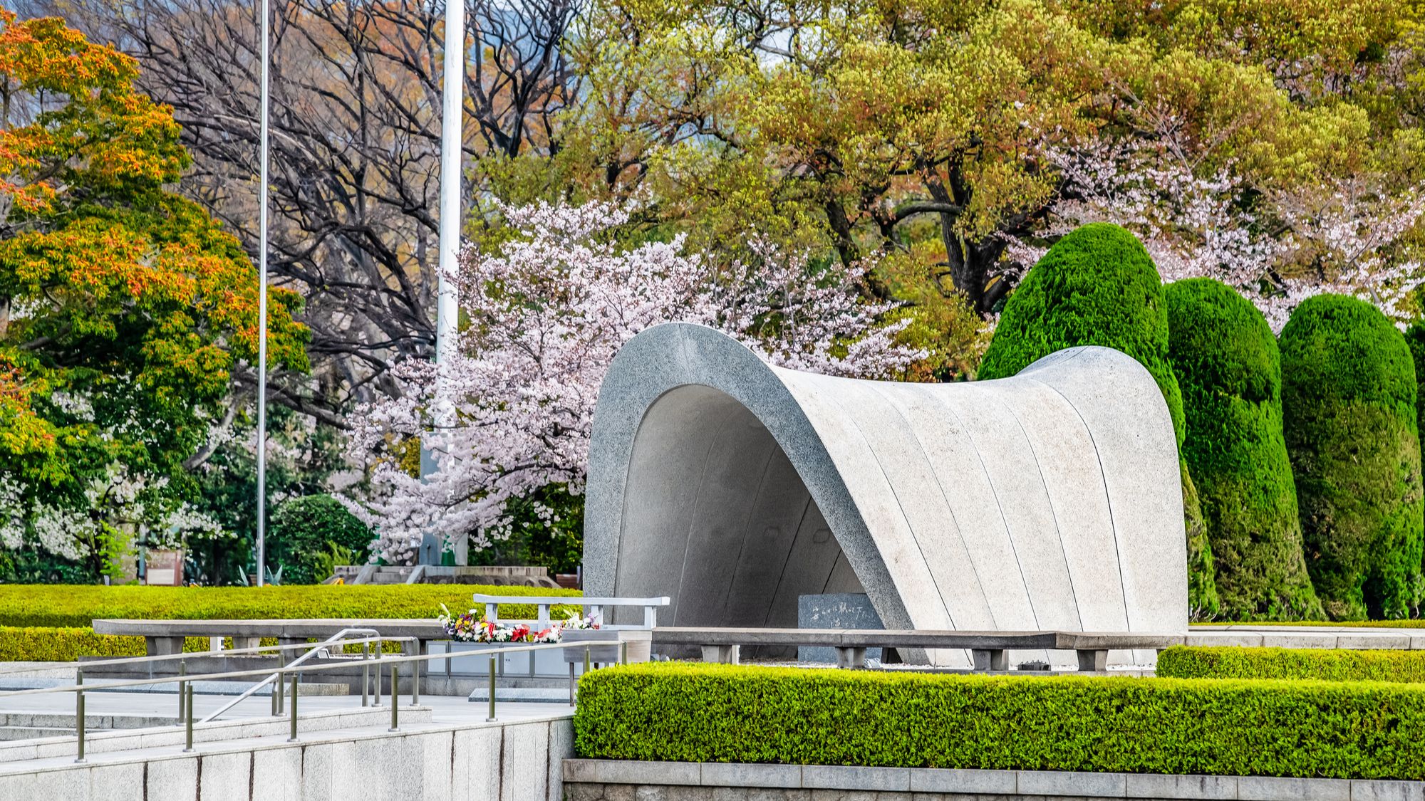 【平和公園】桜に包まれる慰霊碑の静かな風景
