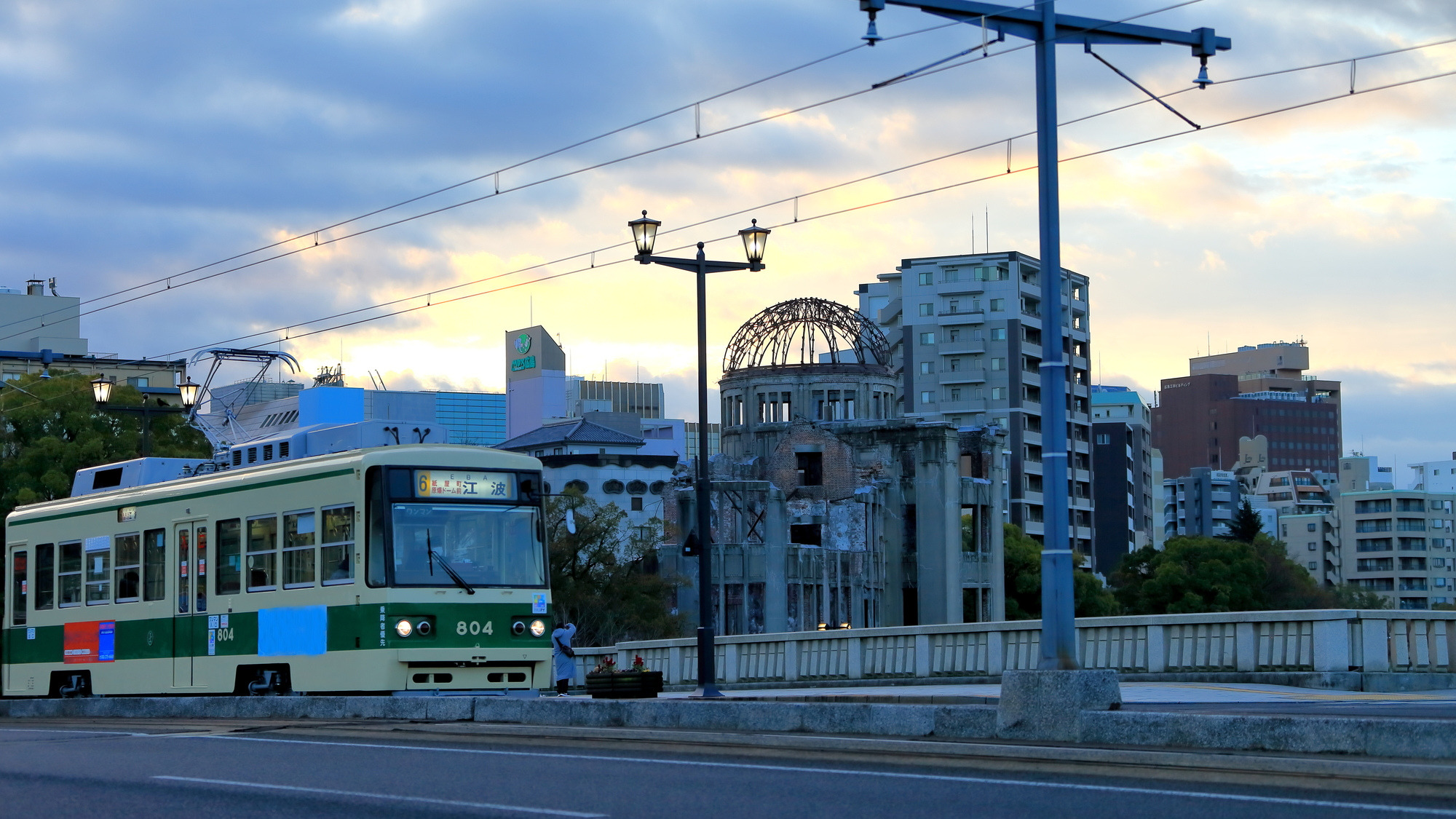 【主要交通】世界遺産を背景に走る路面電車と便利な立地