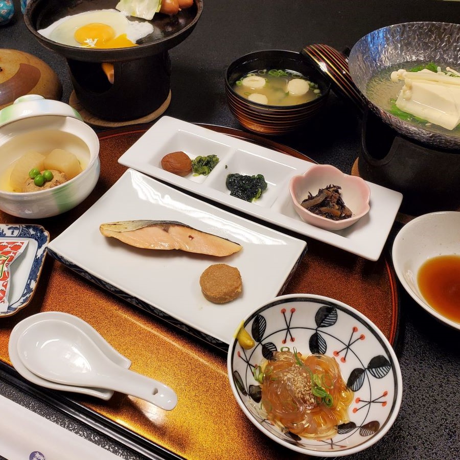 温かい品々で旅の朝を優しく彩る、和洋の品々が並ぶ朝食膳