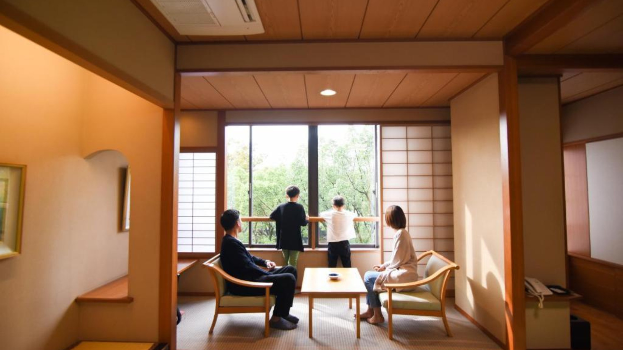 広縁で景色を眺め語り合うひととき、心のつながりを深める旅の団らん