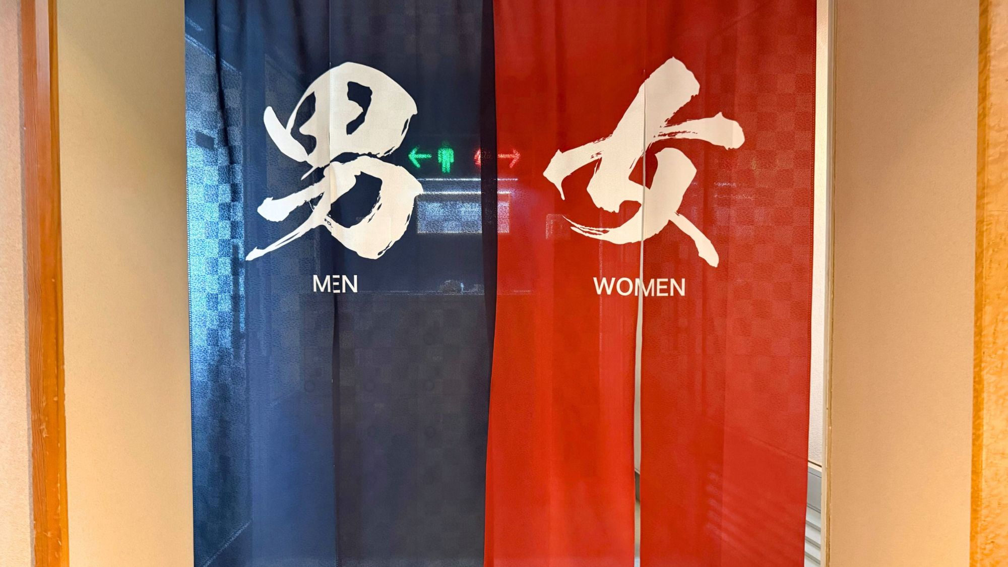 男女別に分かれた、館内大浴場の入口