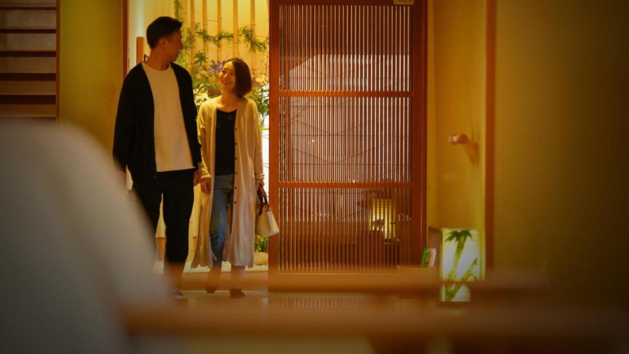 二人だけの時間を楽しむ、温かい光に包まれた館内