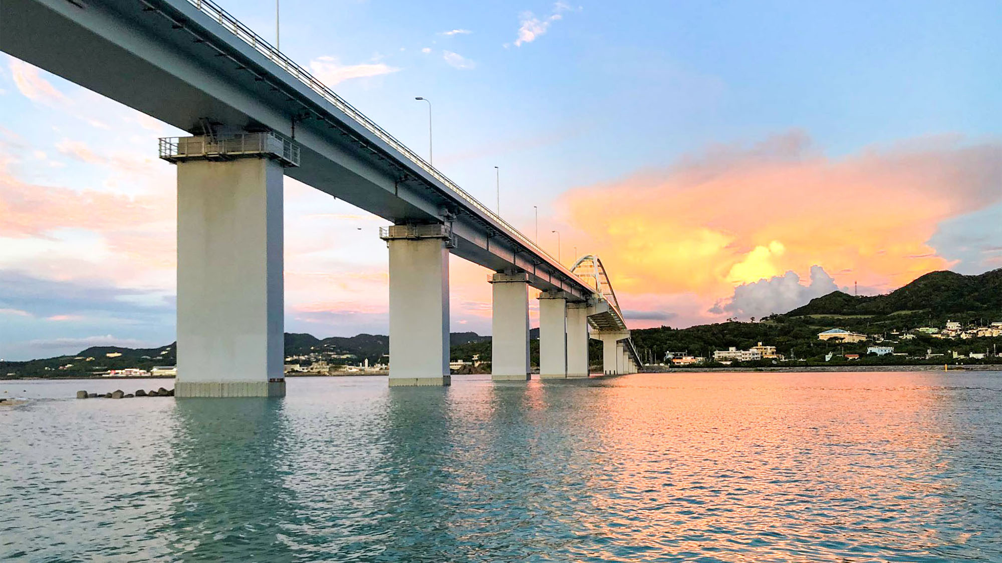 ・瀬底島に向かう際の夕焼けも絶景です