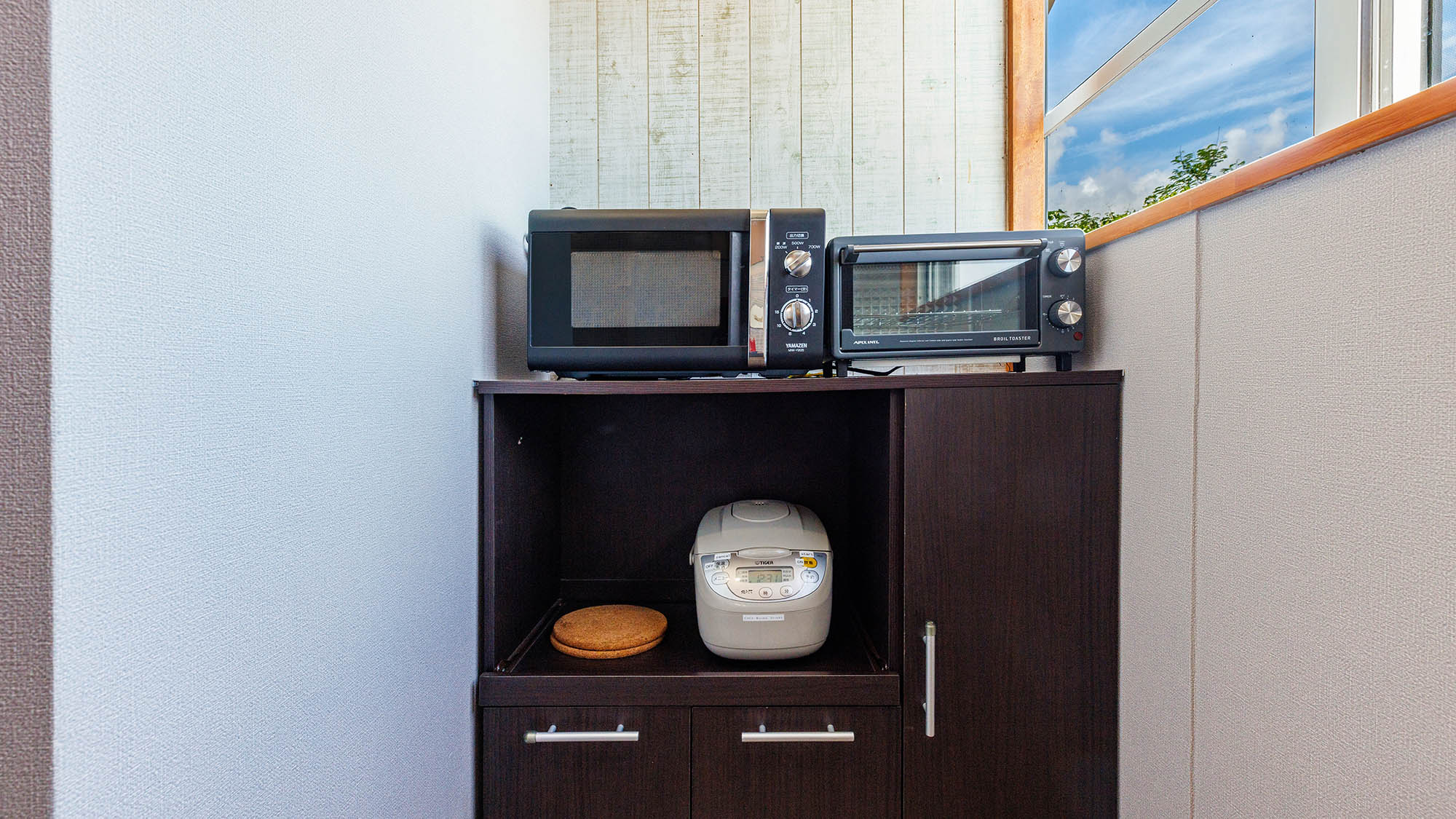 ・【キッチン】電子レンジ・トースター・炊飯器もございます