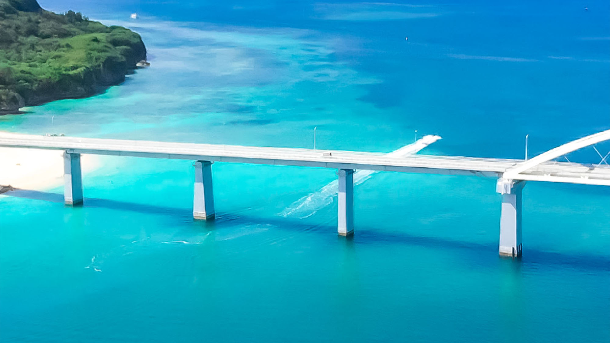 ・瀬底大橋は海の上を渡る橋。駐停車は禁止となっておりますのでご注意ください