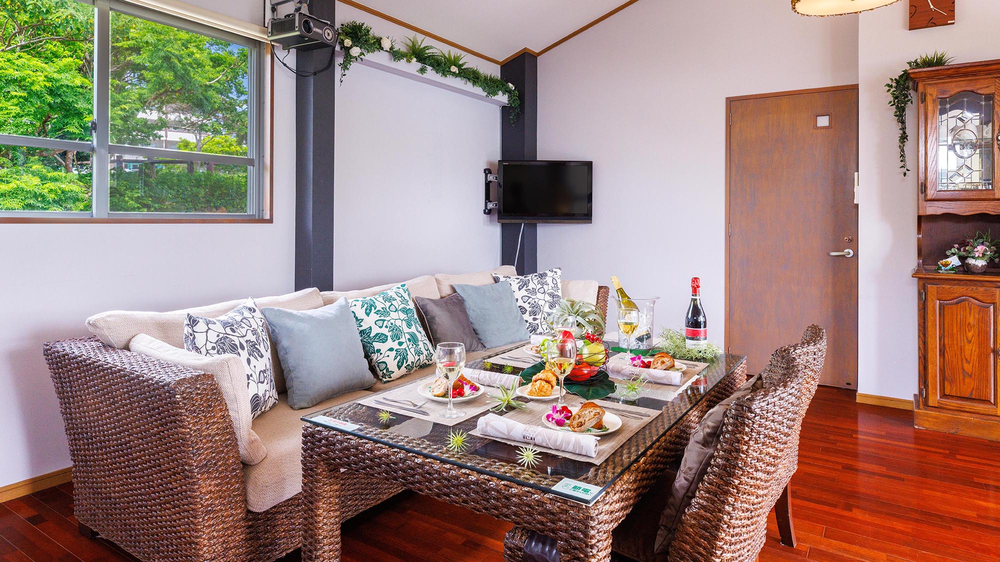 ・【リビング】テレビを観ながらゆっくりとお食事もできます