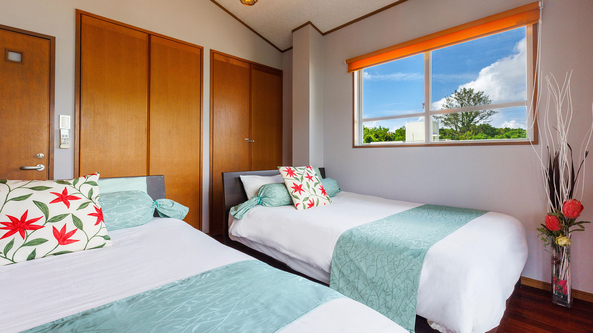 ・【ベッドルーム/ツイン】窓からは海だけでなく、鮮やかなグリーンもご覧いただけます