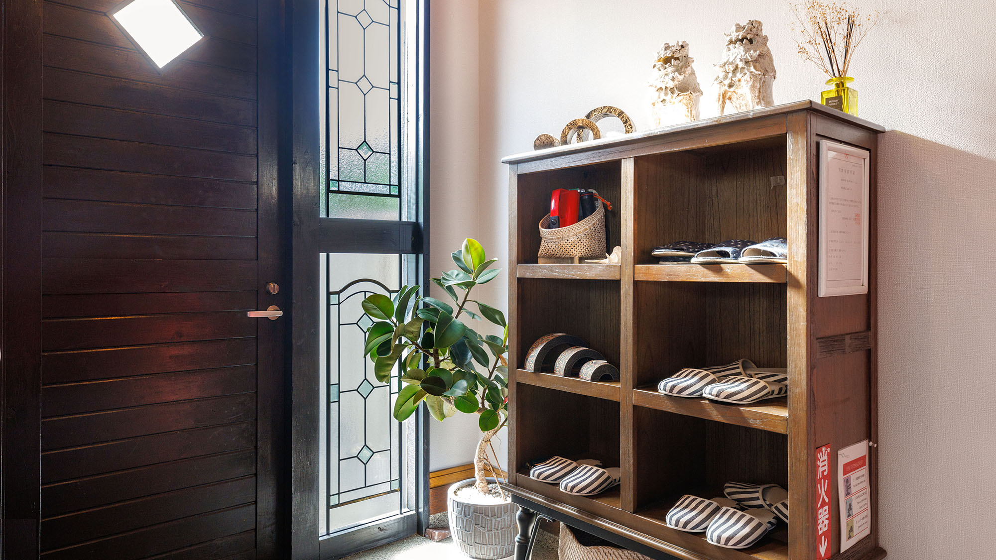 ・【入口】玄関には守り神のシーサーが。スリッパのご用意もございます