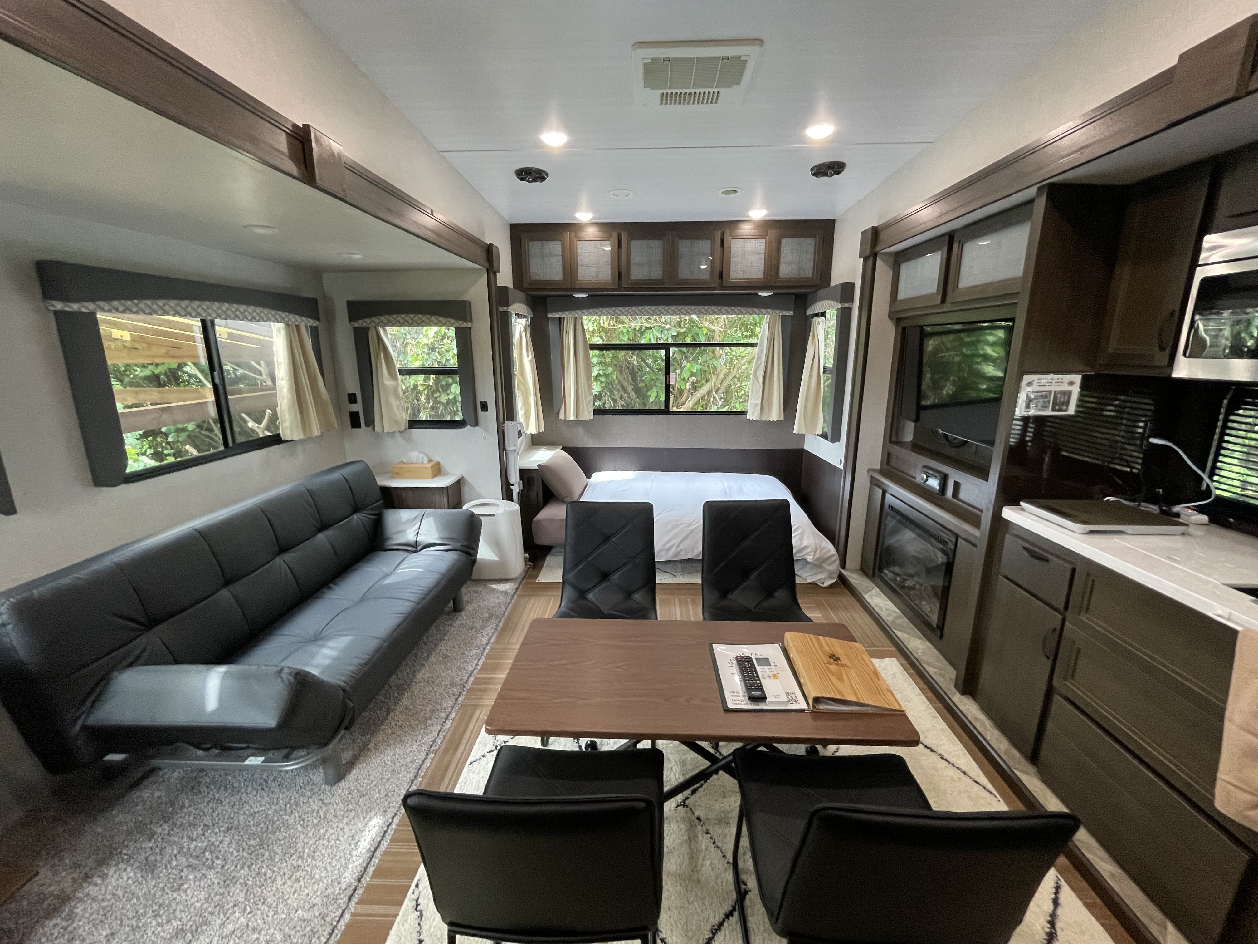 トレーラー客室1