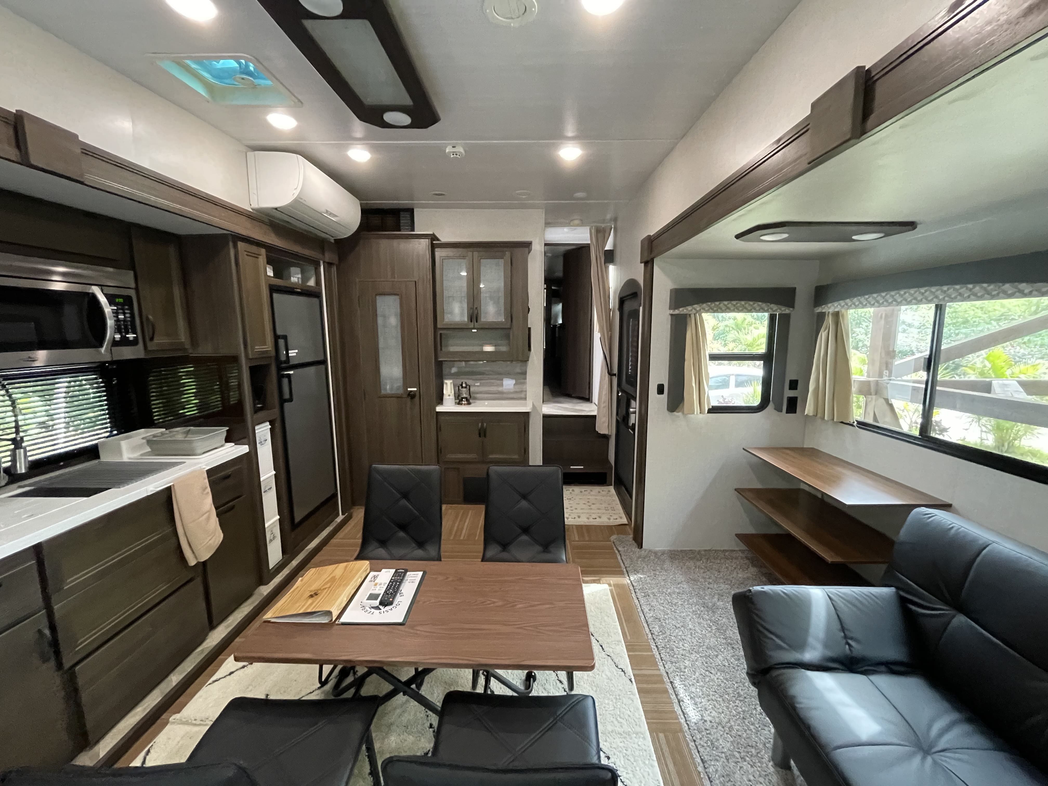 トレーラー客室2