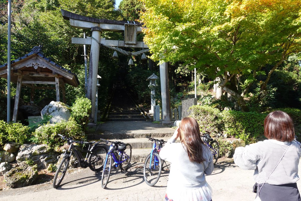 【楽天月末セール】電動アシスト自転車で自然の中を走り抜けよう！里山里海めぐりツアー付 