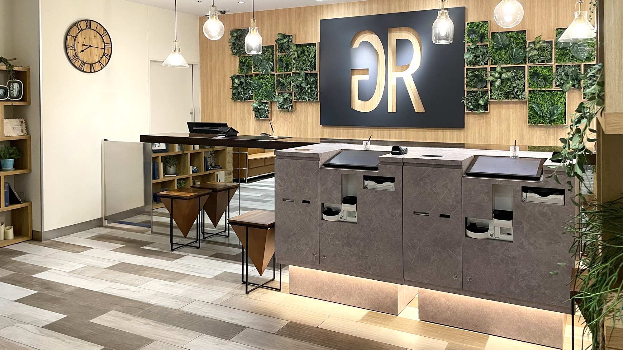 QRコードを利用した「セルフチェックイン」は、スマートフォンをかざすだけ！