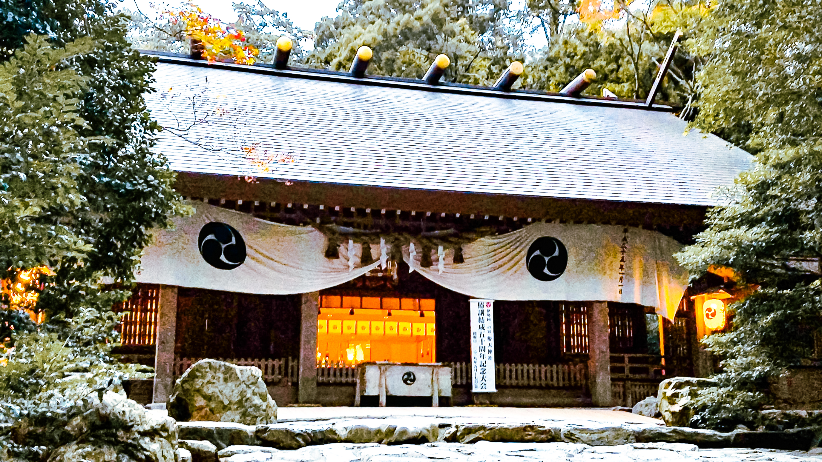 ・椿大神社まで車で約30分
