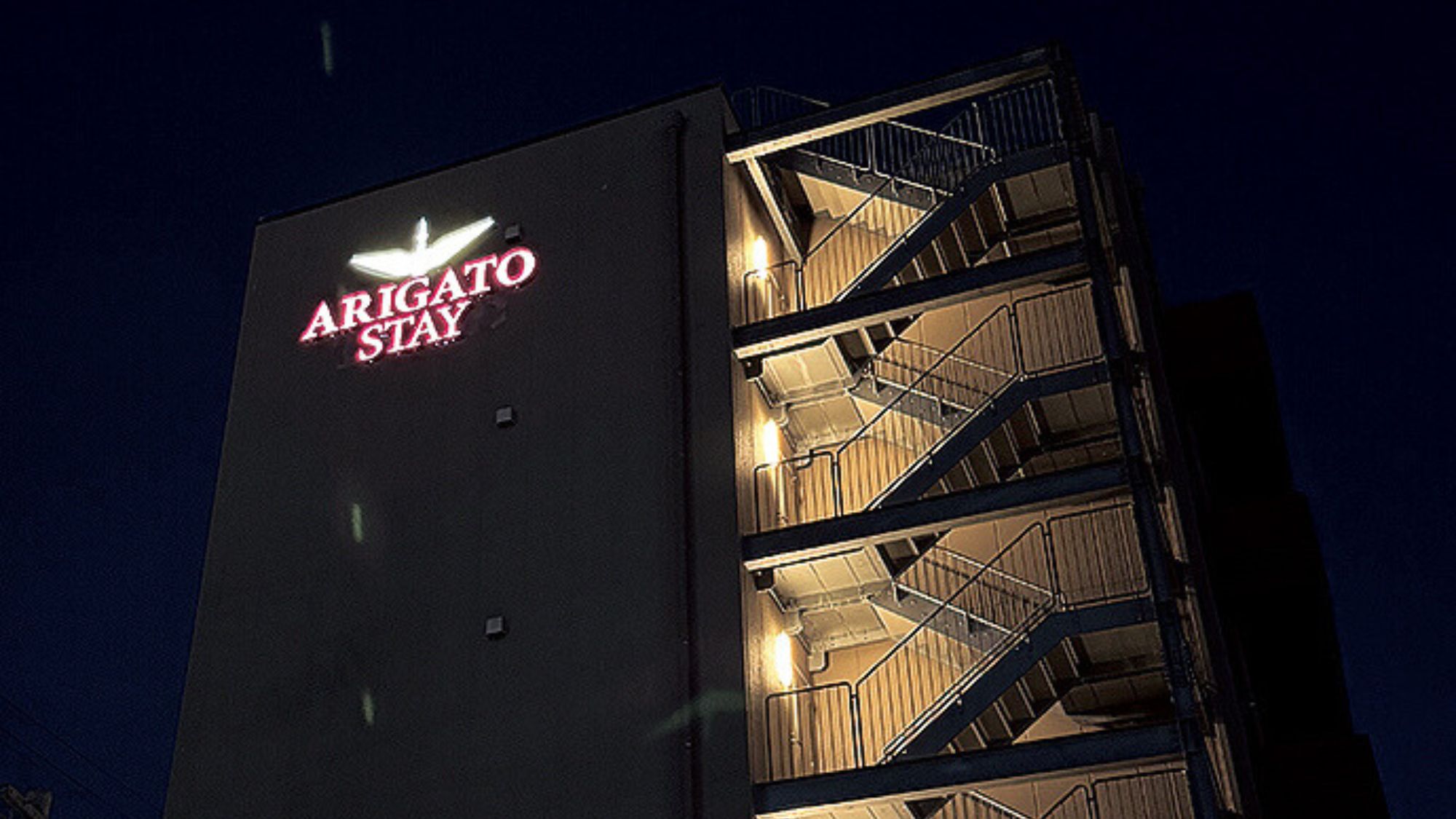 【ARIGATO STAY 鈴鹿】外観（夜）