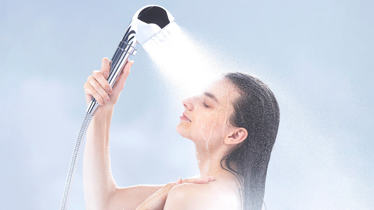 【シャワーヘッド】ナノバブルを大量に含んだ温ミスト水流で､毛穴の奥深くの汚れも吸着・除去｡