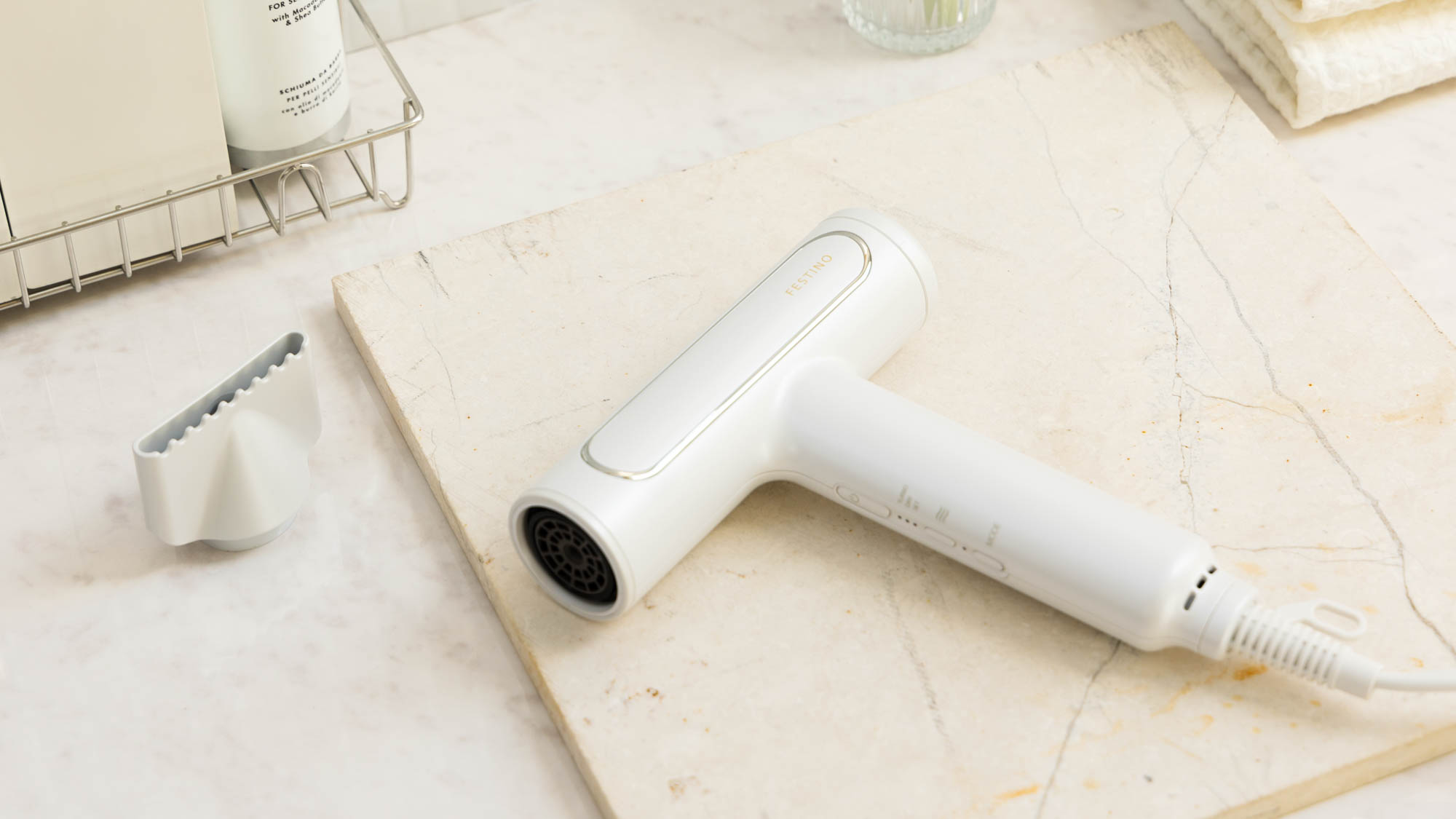 【ツヤモイストドライヤー】乾かすだけでなくツヤ出しから地肌ケアまでできるドライヤー