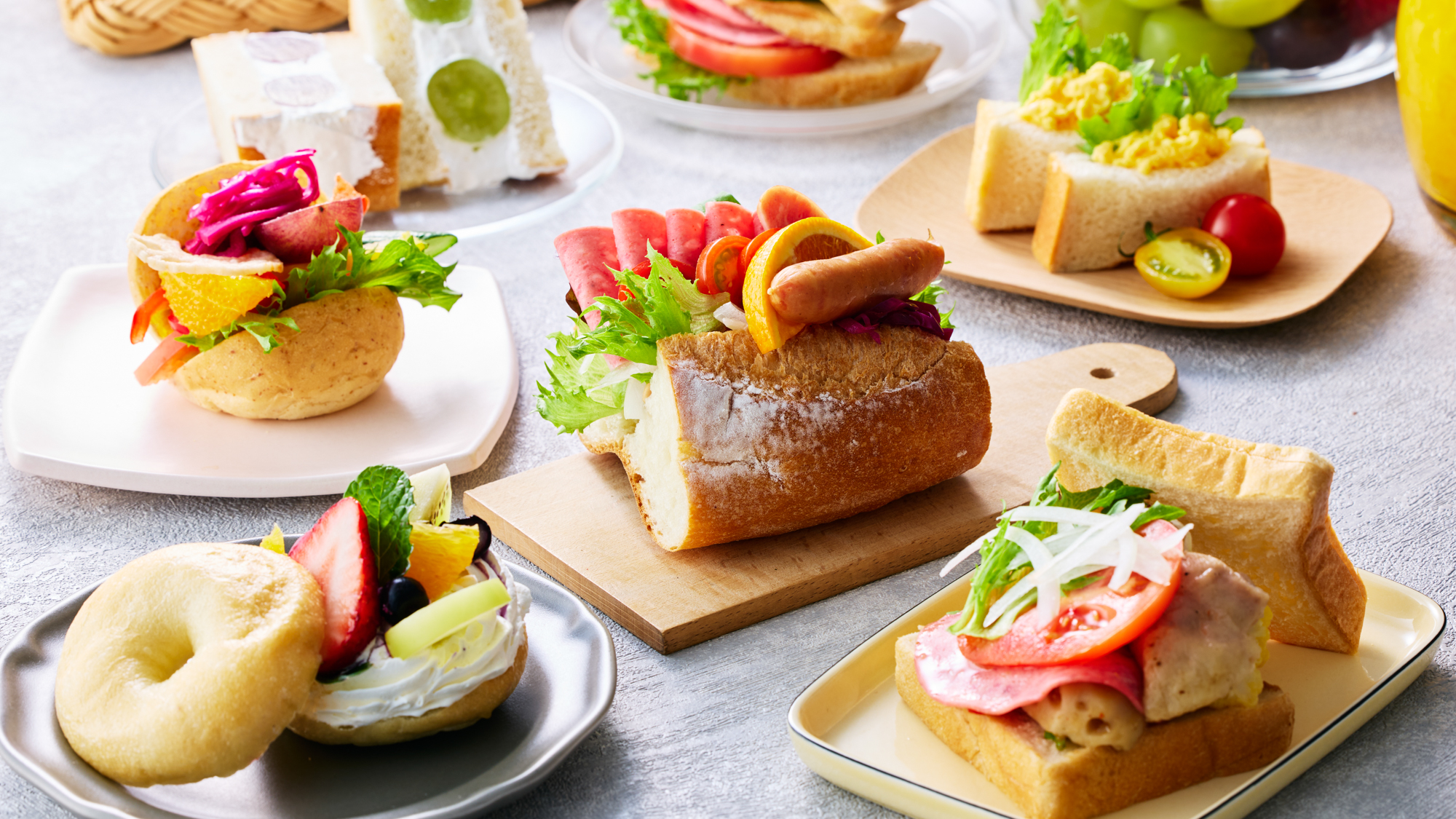 お好きなパンにお好きな具材をはさんで食べるオープンサンドは、今朝の気分に合わせて自分スタイルで。