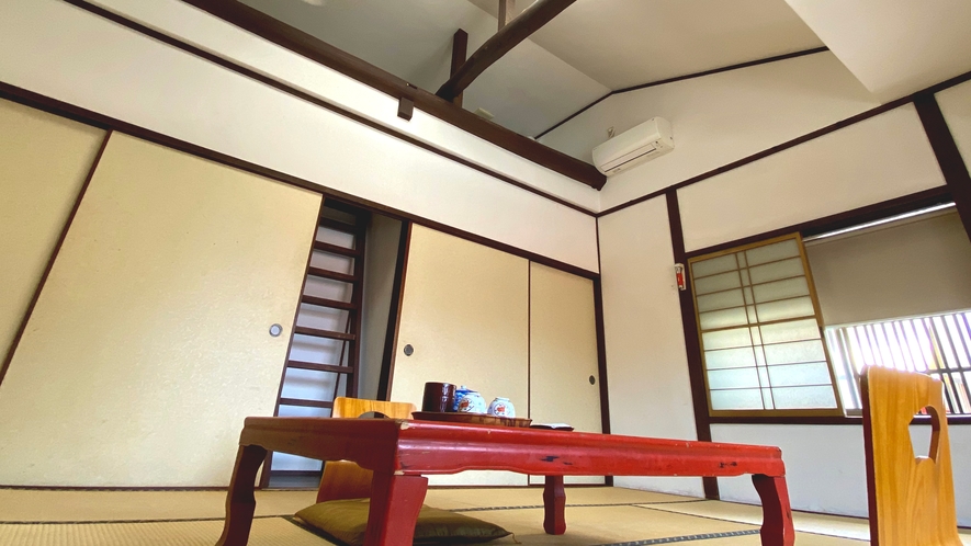 【ロフト付き和室】天井が高く、開放感のあるお部屋です。