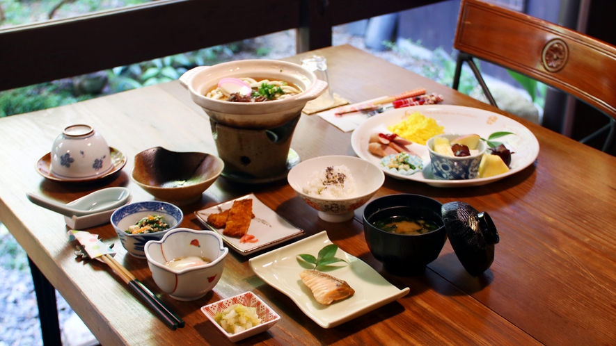 緑が朝日に映える中庭で手作り和朝食