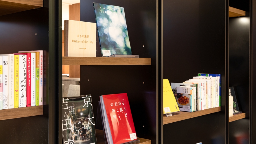 ライブラリーカフェには京都の街歩きがさらに楽しくなる本も多数ご用意しています。