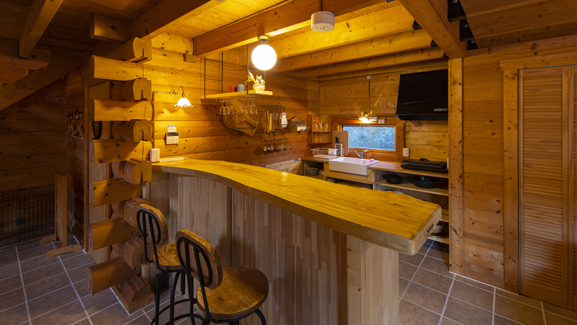 【カウンター】お洒落なカウンター席で“おうちBAR”気分に。