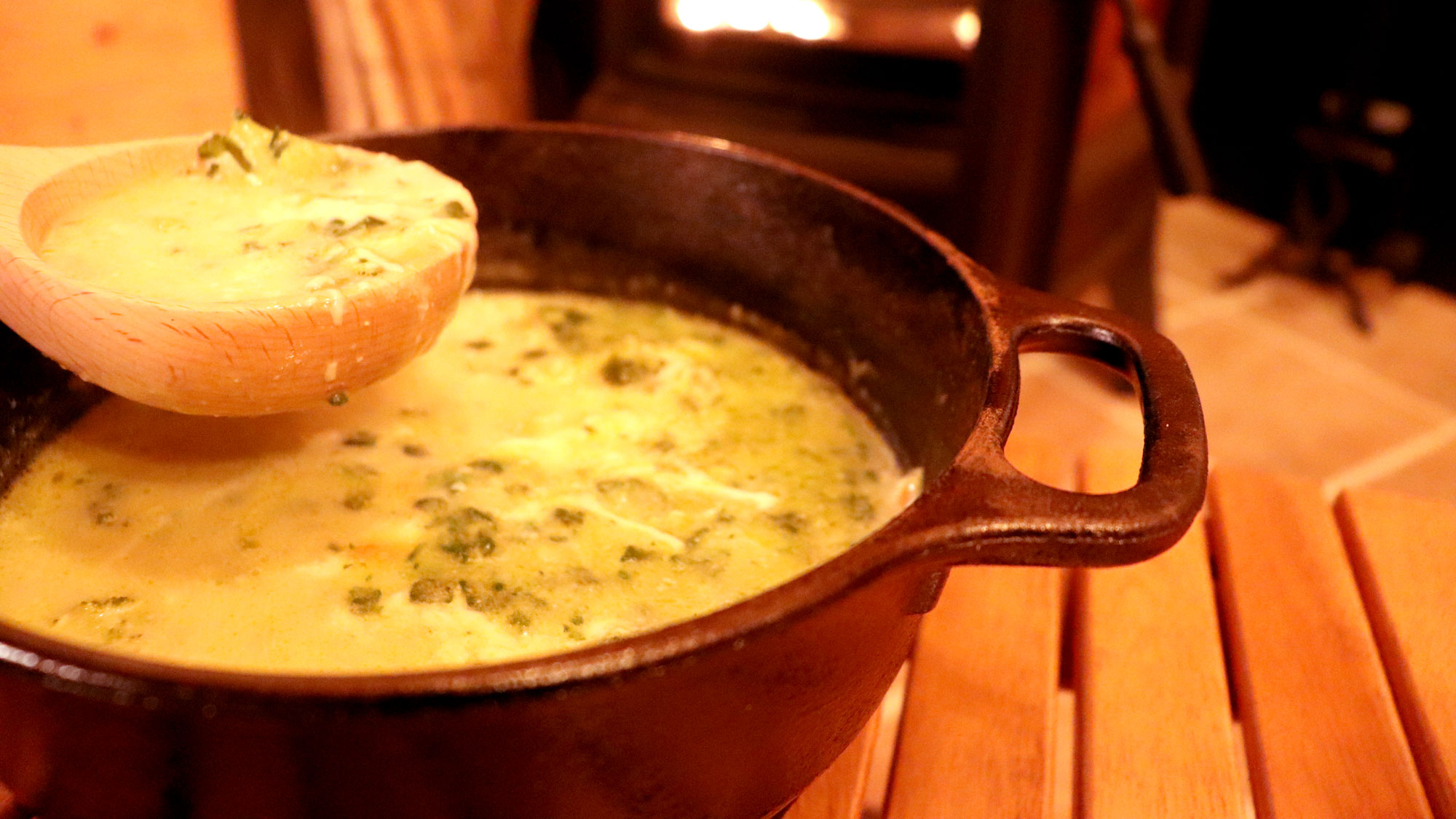 【薪ストーブ】ほっこりとあたたまるスープも作れます。