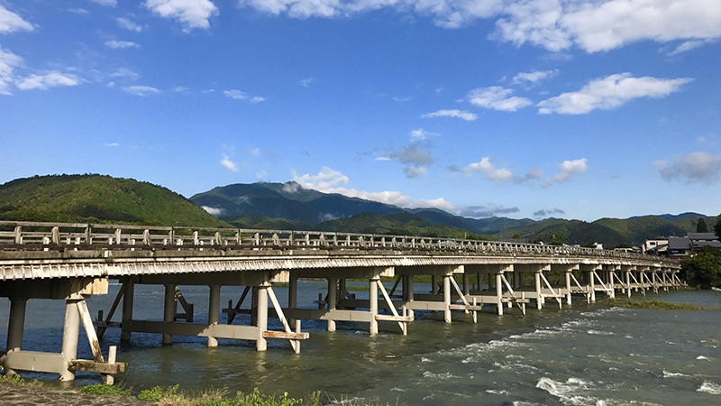 嵐山・渡月橋（電車やバスで約40分）