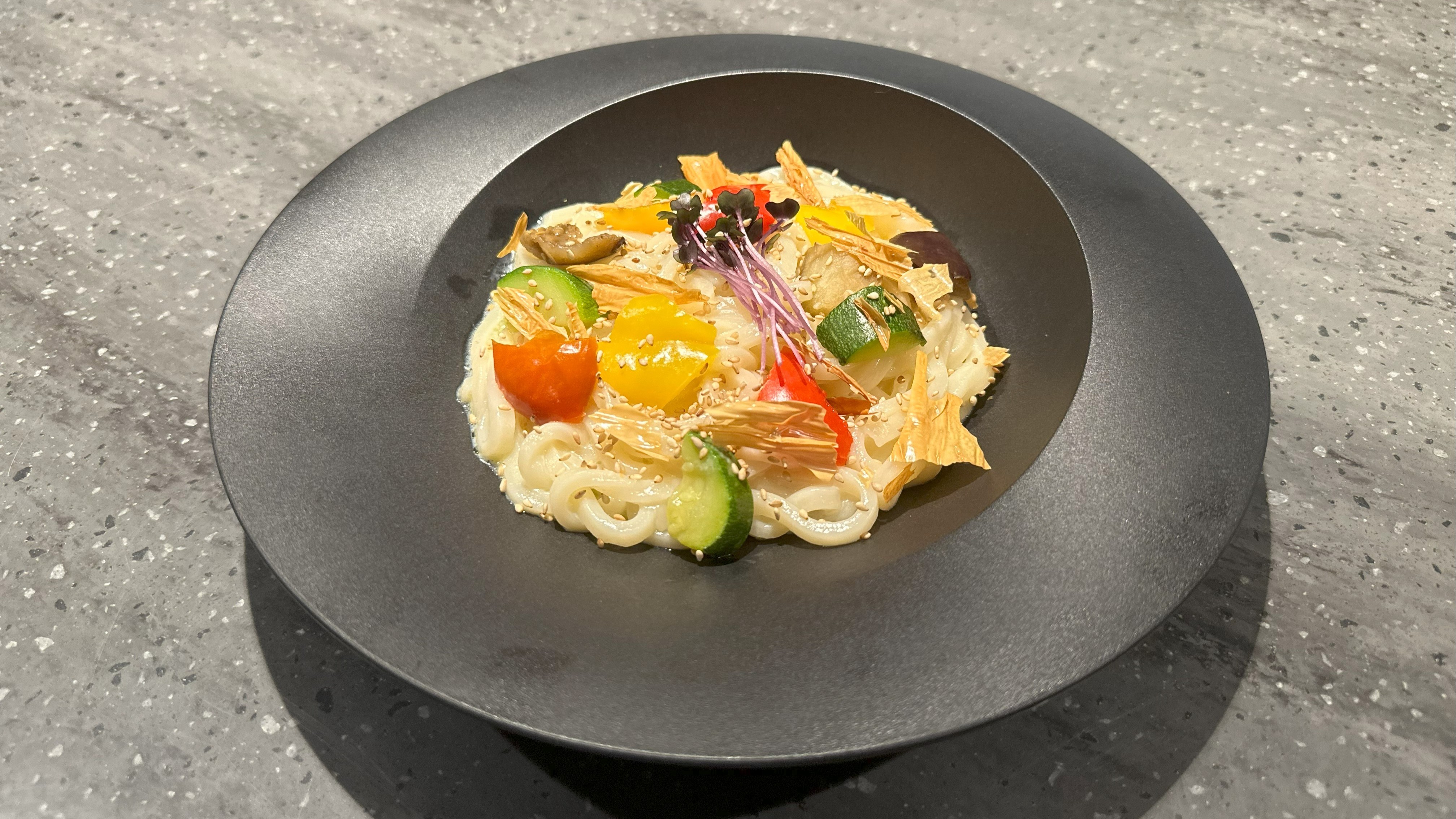 bar　／ 　彩り野菜と割れ湯葉の豆乳ソースうどん