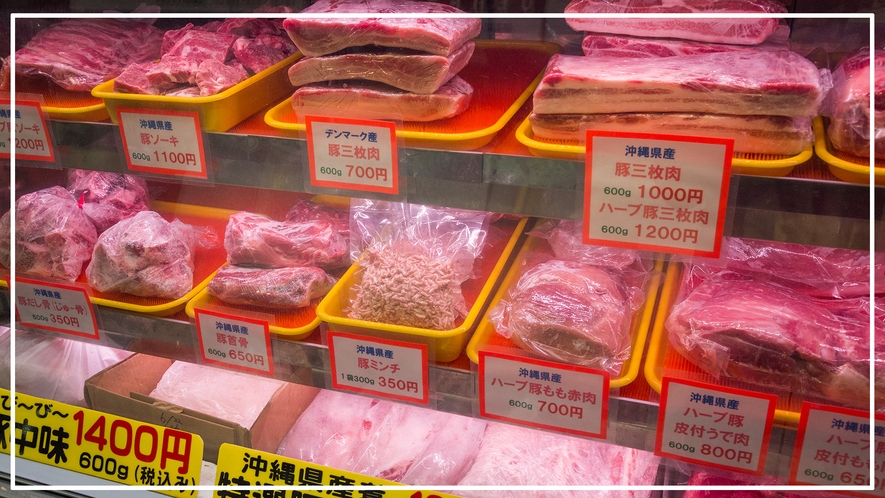 牧志公設市場　1階には鮮魚、お肉などさまざまなお店が並びます　