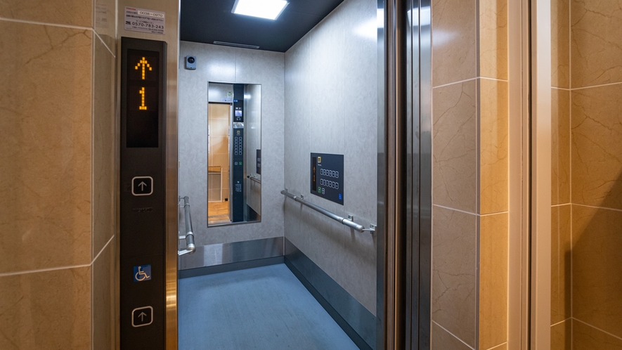 セキュリティの先にあるエレベーター。車椅子対応のボタン、ロードバイクなども余裕で入る奥行きが特徴。