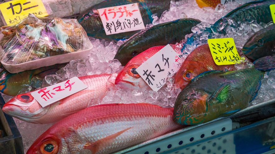 牧志公設市場　1階には鮮魚、お肉などさまざまなお店が並びます　