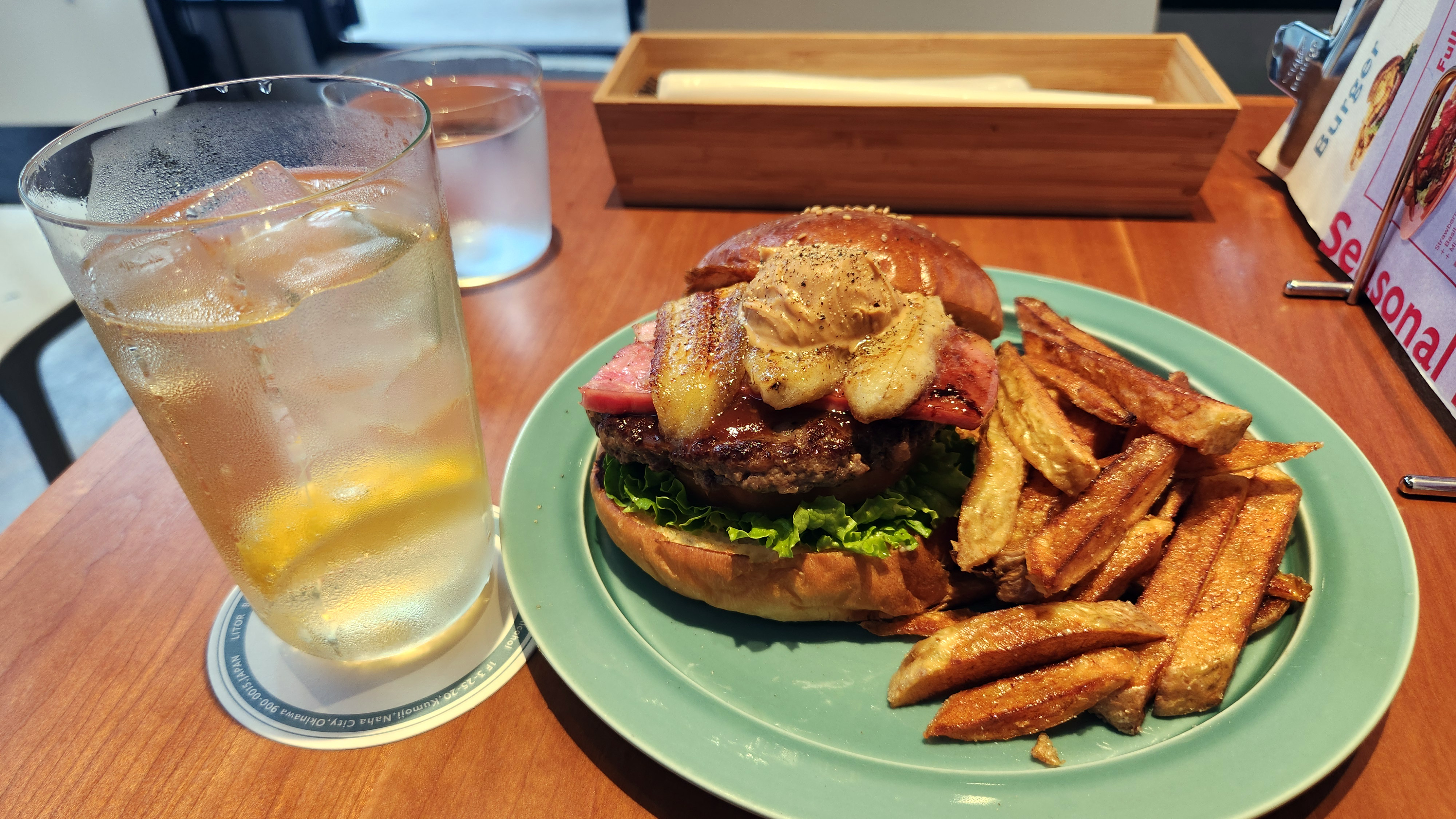 ホテルから徒歩5分　グルメバーガーリッターさん