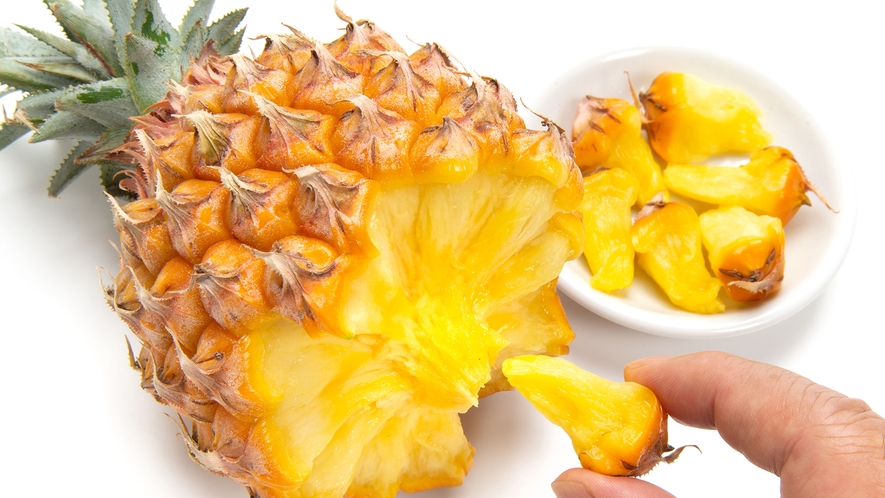 【沖縄料理】沖縄を代表する果物パイナップル、指でもむしって食べるスナックパイン。