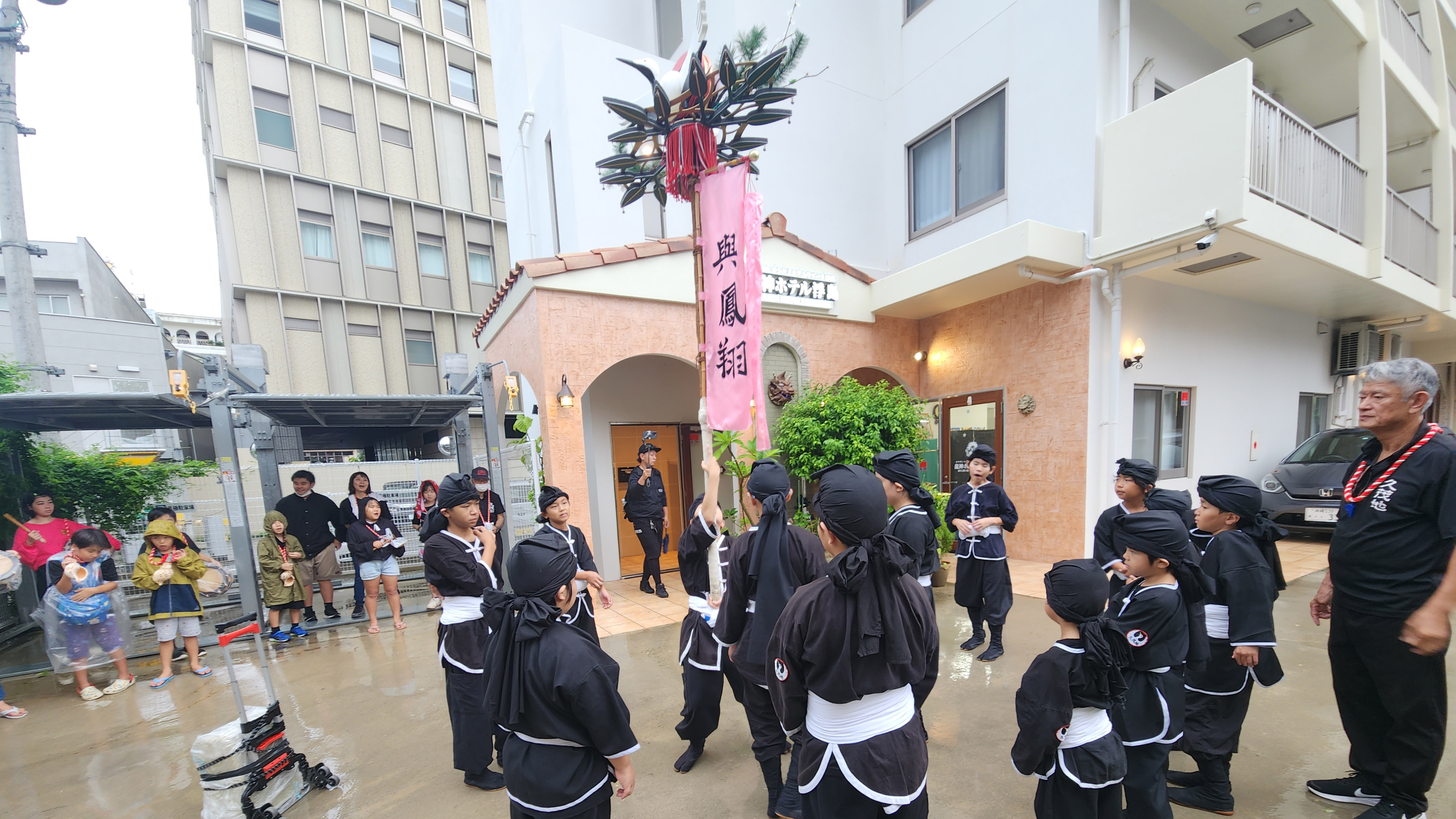 今年も子ども旗頭（はたがしら）の皆さんが演舞を