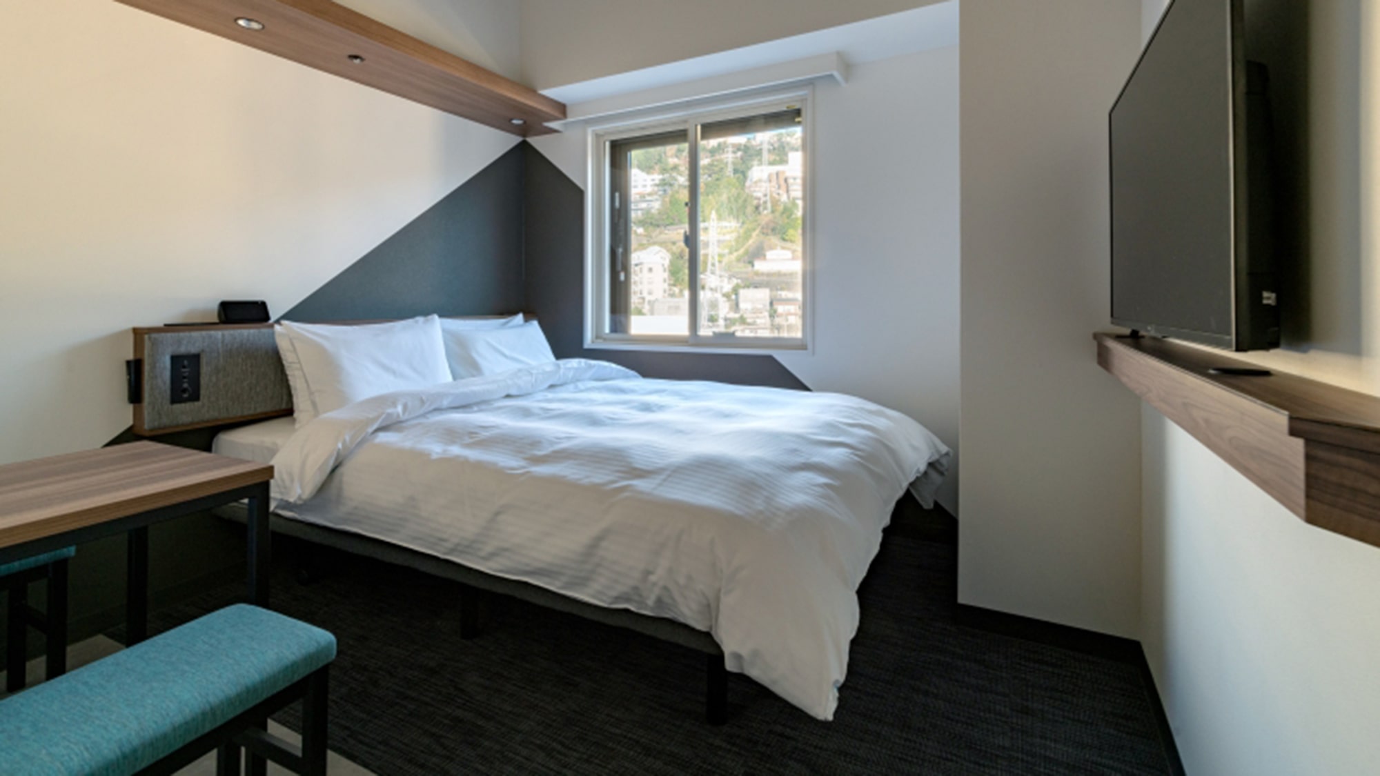 スタンダードダブル(16㎡)　紺と白を基調にコンパクトながらも機能性と利便性を追求したデザインの客室