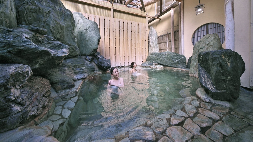 【露天風呂　隆泉庵】※巨石を配し東尋坊をイメージした自慢の露天風呂 