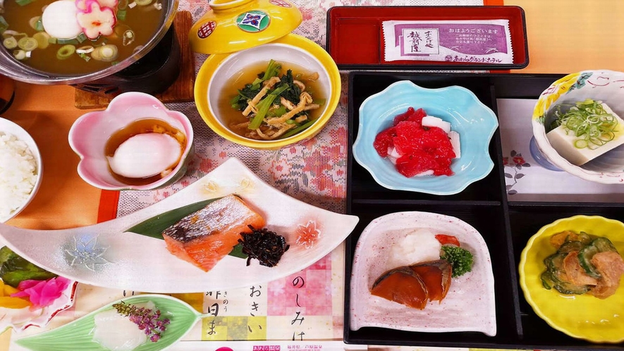 炊き立てごはんと熱々お味噌汁。美味しい和朝食をお召し上がりください。