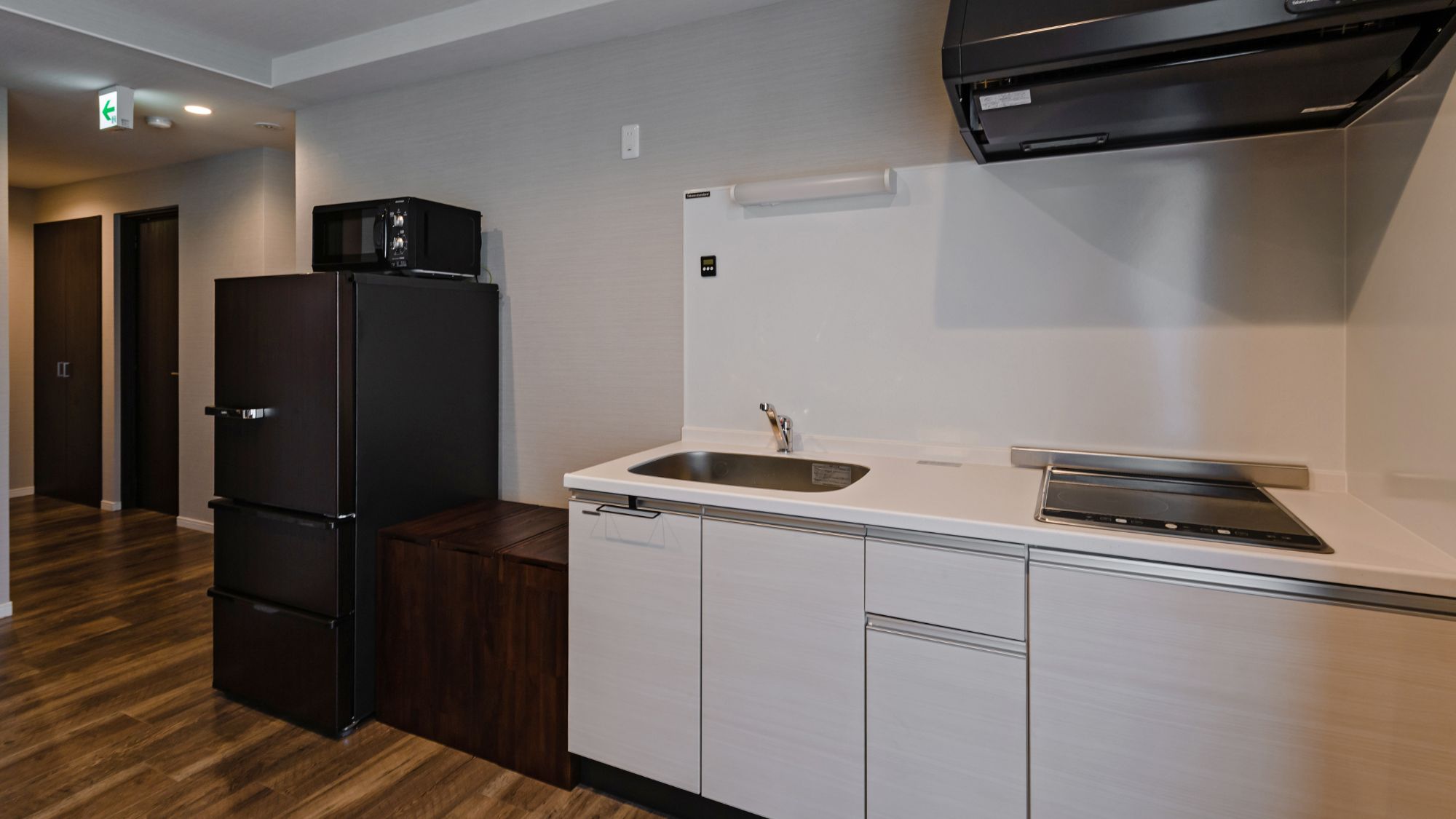 IHヒーター完備のキッチン。長期滞在や自炊に最適