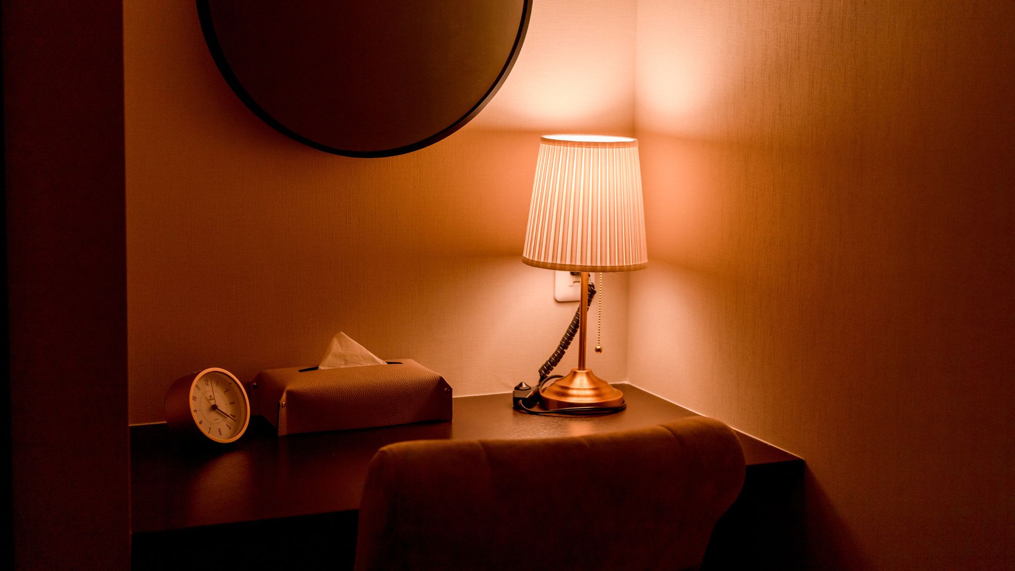 柔らかな灯りが心地よい、落ち着きのある寝室イメージ