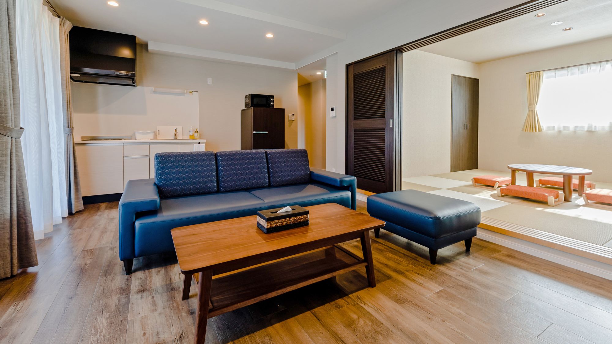 家族や仲間と過ごす、落ち着いた色調で統一されたリビング