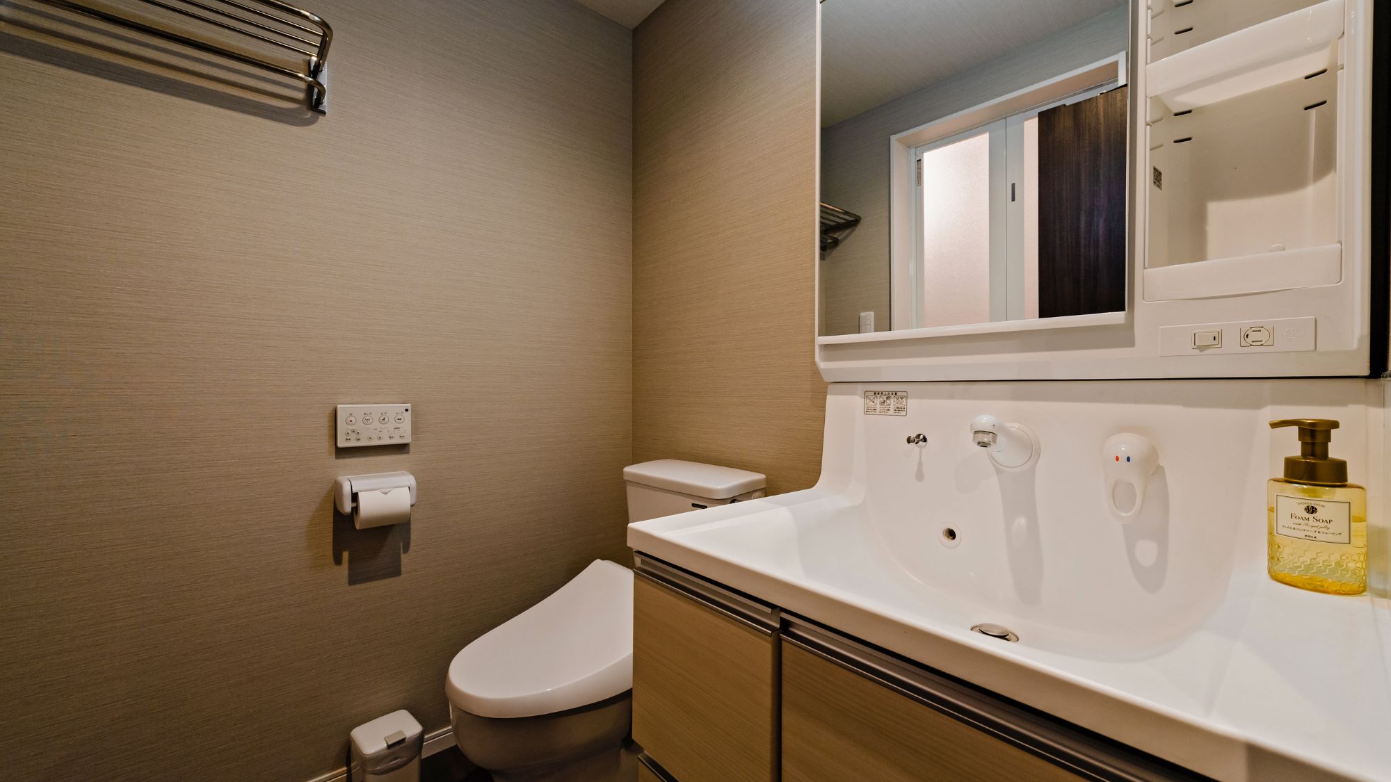 トイレ：予備のトイレットペーパーや備品を配置