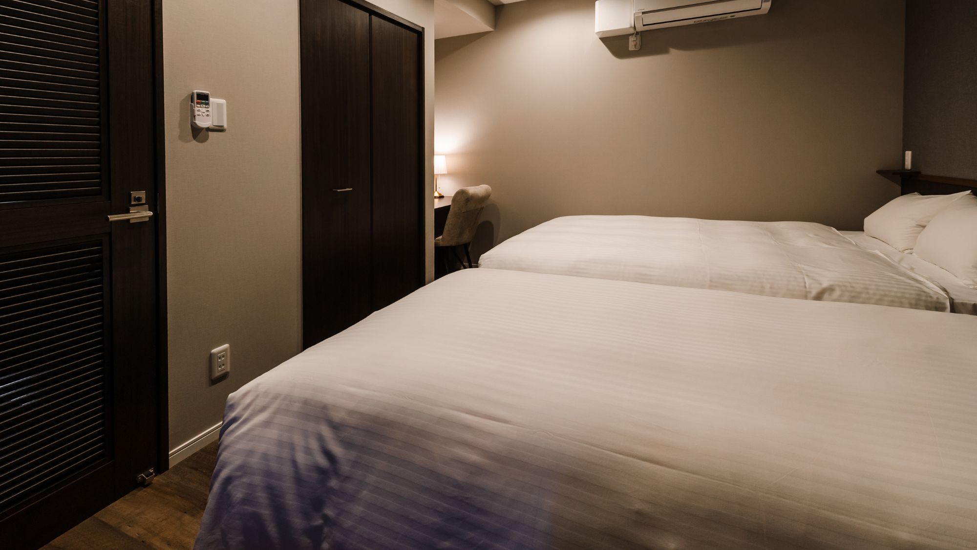 寝室２：ゆったりとしたベッドスペース。エアコン完備