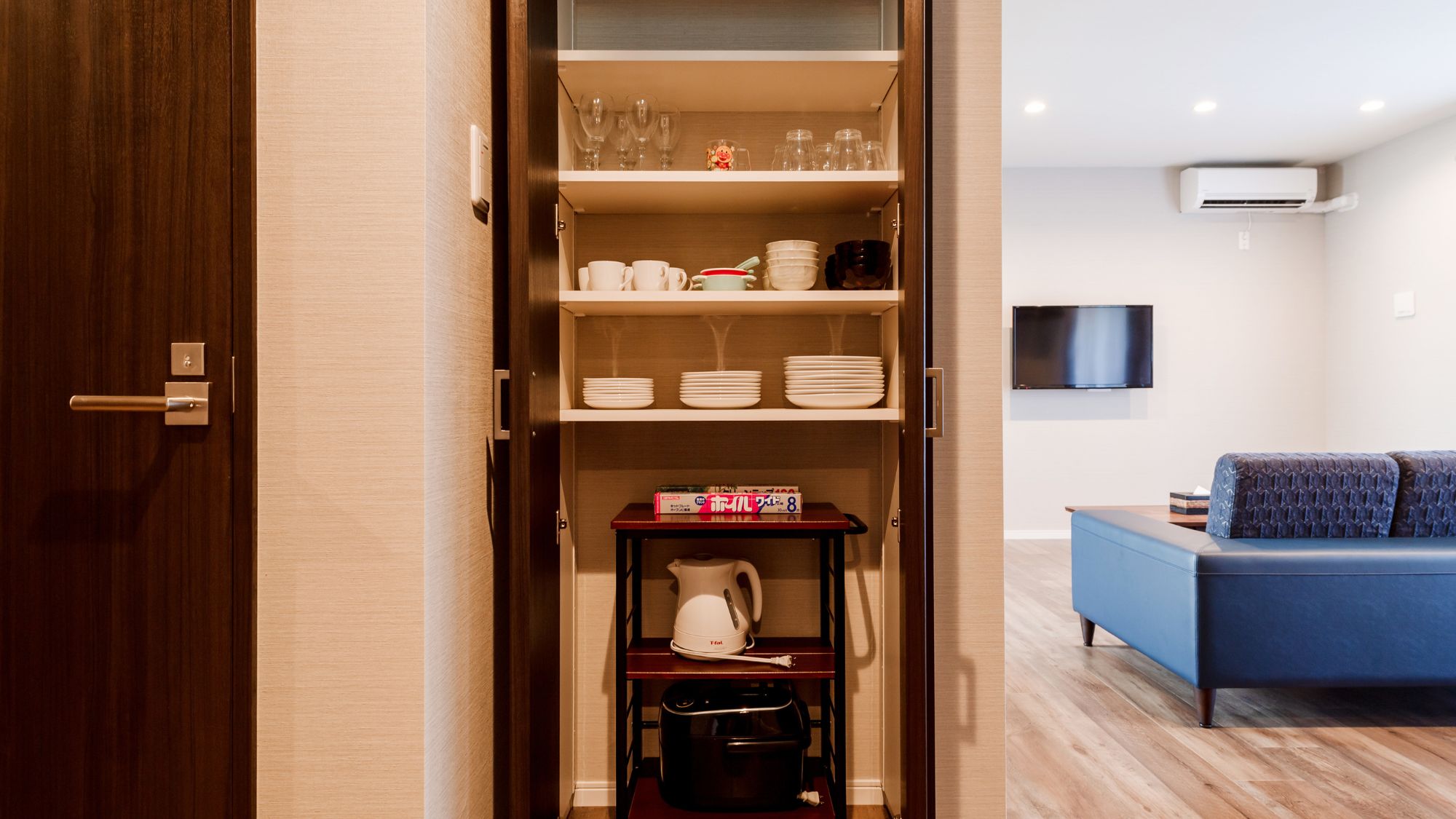 自炊に必要なものが揃う。機能的なリビングボード（食器棚）