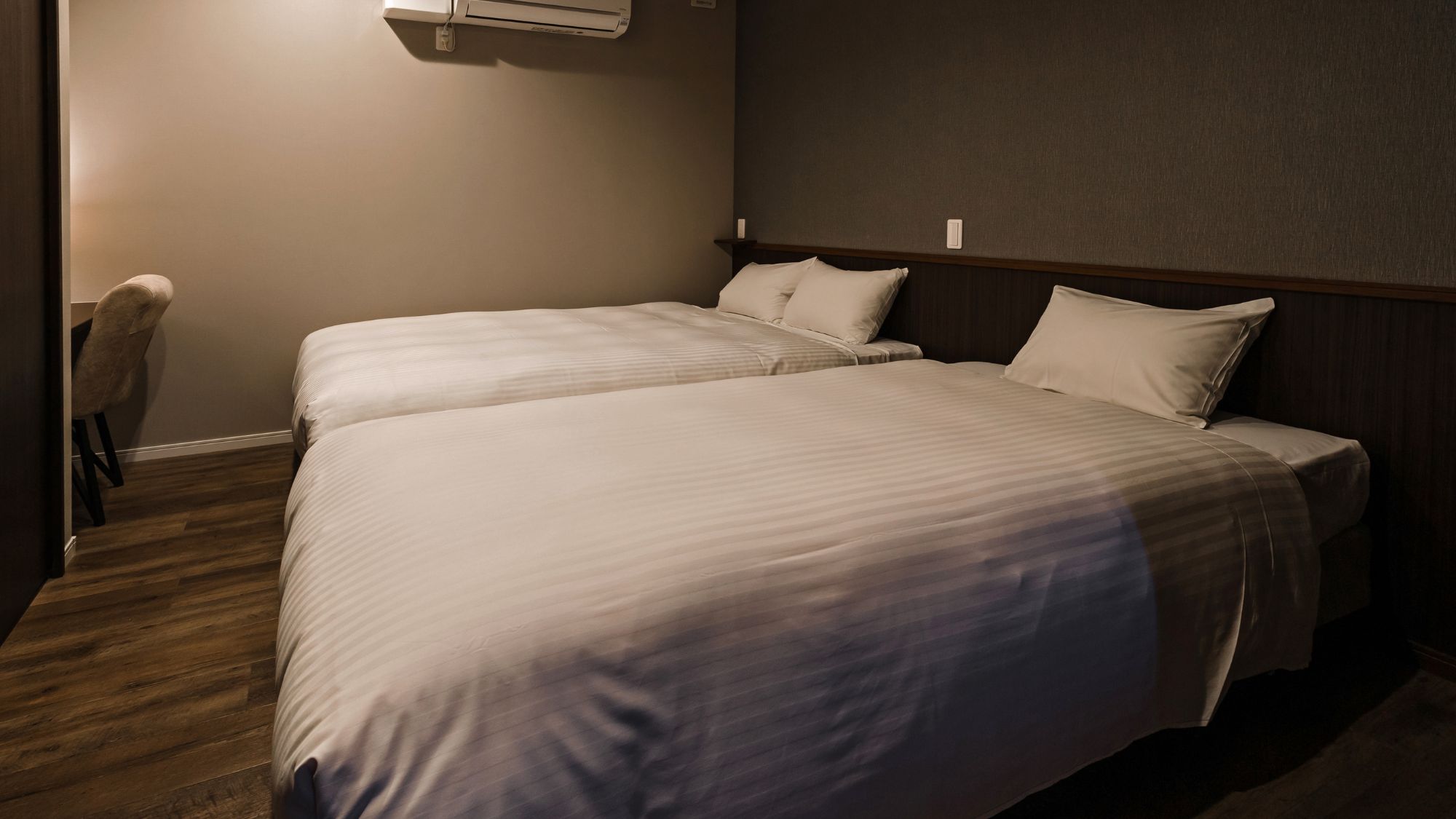 寝室２：ゆったりサイズのシングルベッド2台をご用意