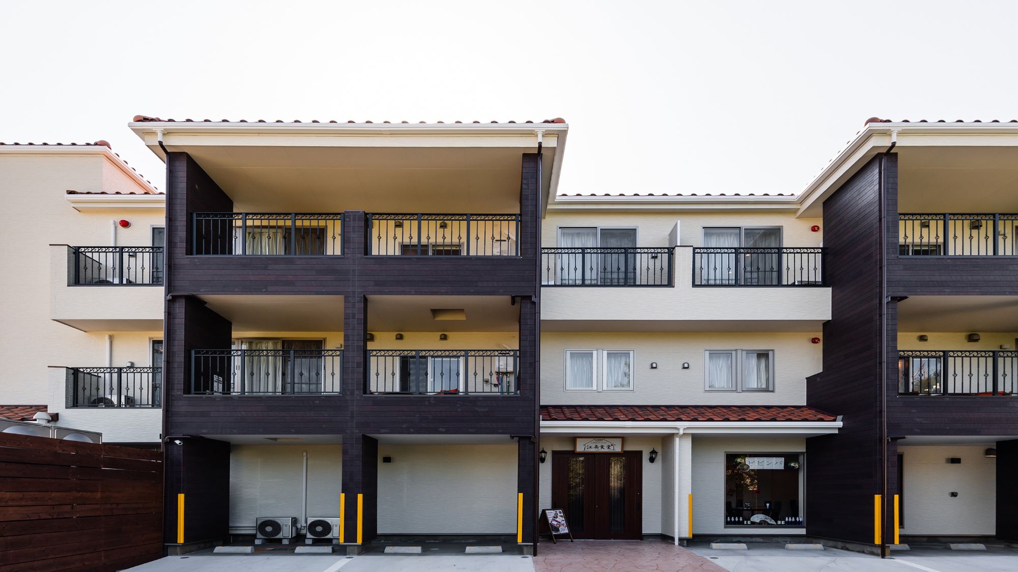 外観：自然に囲まれた和モダンな建物（全4室）