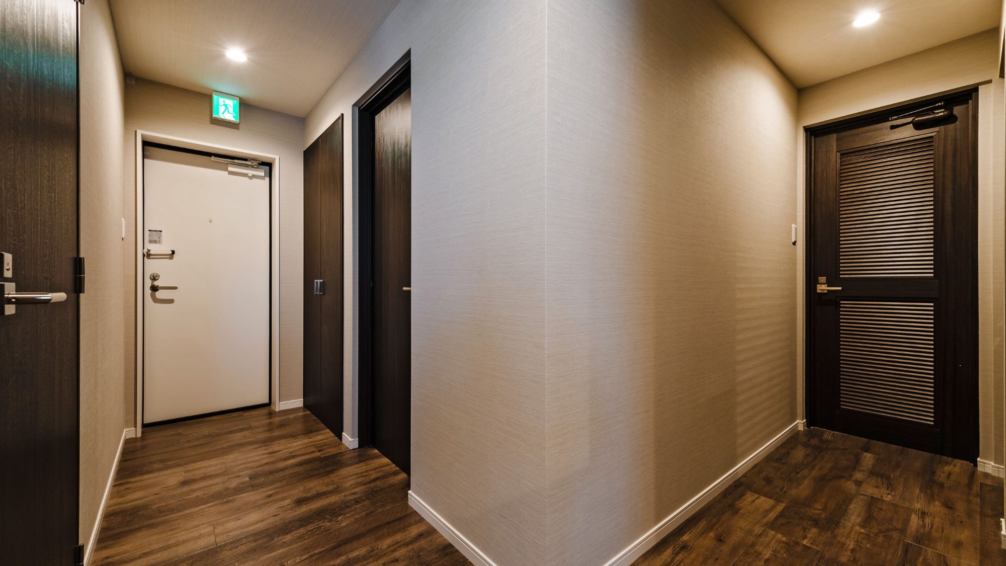 玄関ホールのイメージ。落ち着いた色調で統一