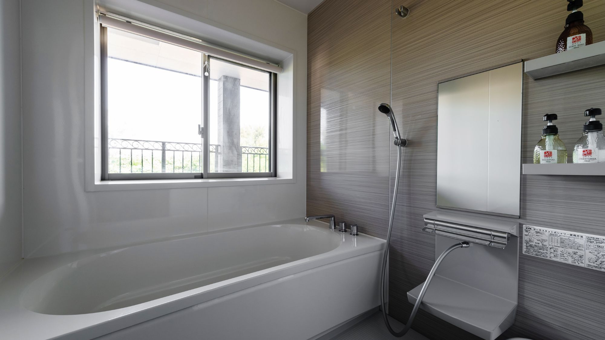 お風呂：窓付きで開放感のあるバスルーム