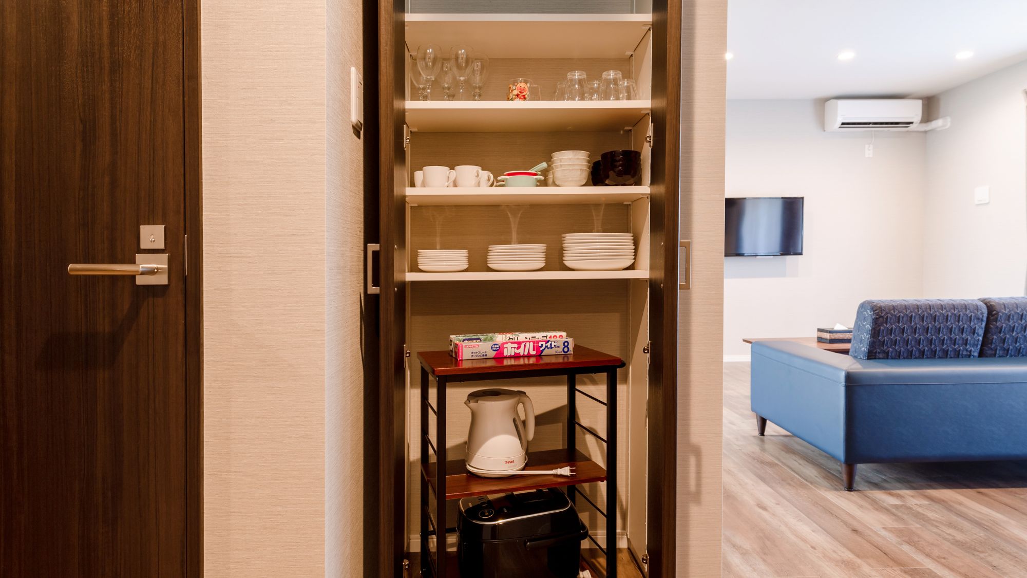 充実の食器棚。グループでの滞在にも十分な量を完備